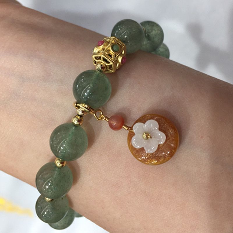 The bright color crystal jewelry natural green strawberry amber bracelet has sufficient water head and a smooth and fine surface Application Scenario