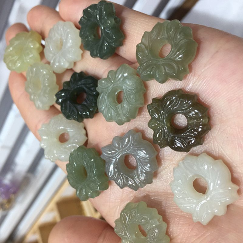 The natural Hetian jade pendant made of Qinghai material is extremely beautiful in color Item Picture