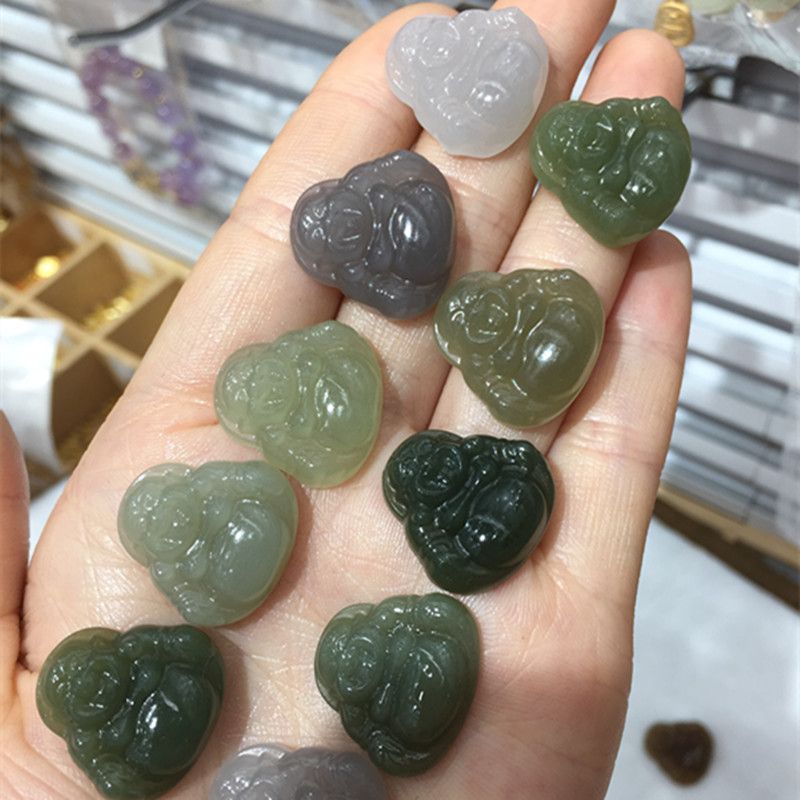 The natural Hetian jade pendant made of Qinghai material in the bright crystal jewelry is extremely beautiful in color Specification image