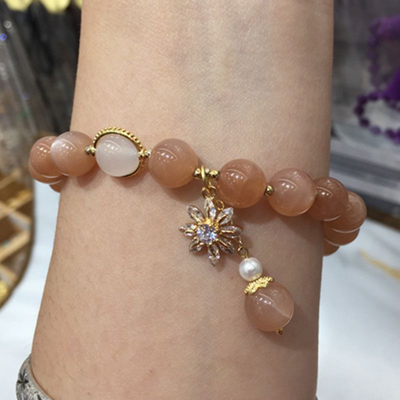 The bright color Crystal jewelry natural Orange Moonlight bracelet has sufficient water head and a smooth and fine surface