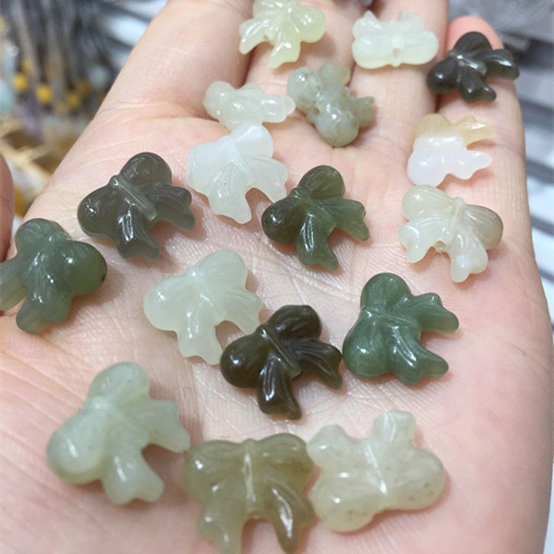 The natural Hetian jade pendant made of Qinghai material with bright crystal jewelry is extremely beautiful in color Item Picture