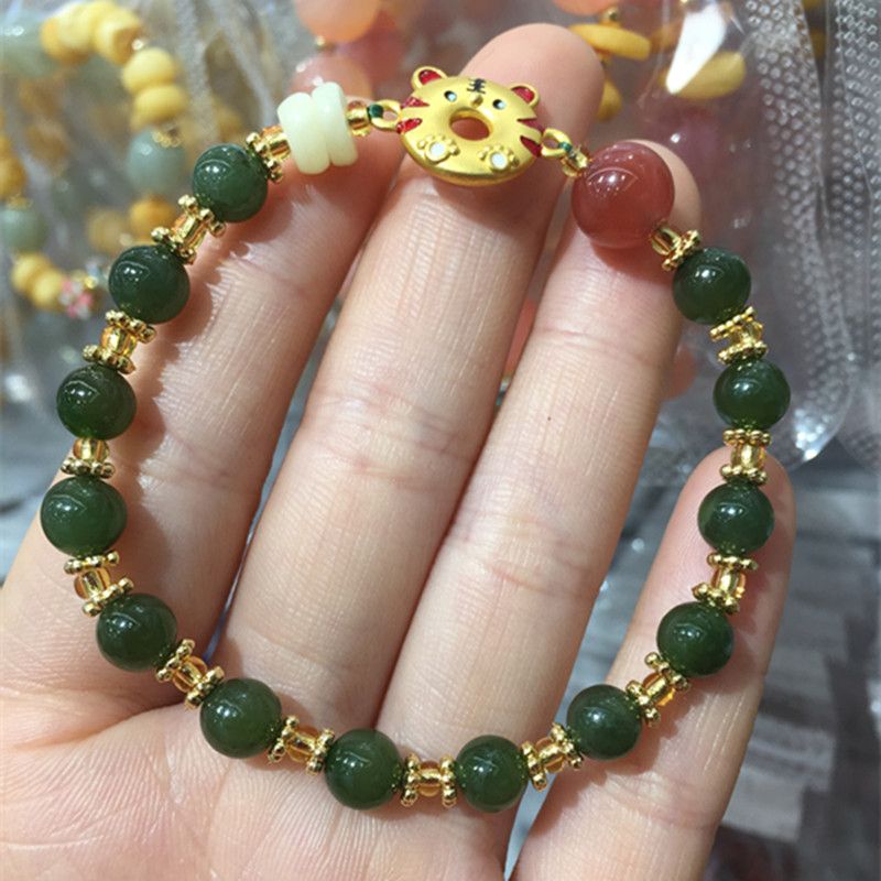 The Liangcai Jing jewelry natural Hetian jade tiger bracelet has sufficient water head and a smooth and fine surface Application Scenario