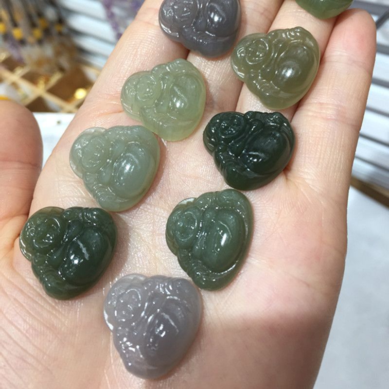 The natural Hetian jade pendant made of Qinghai material in the bright crystal jewelry is extremely beautiful in color