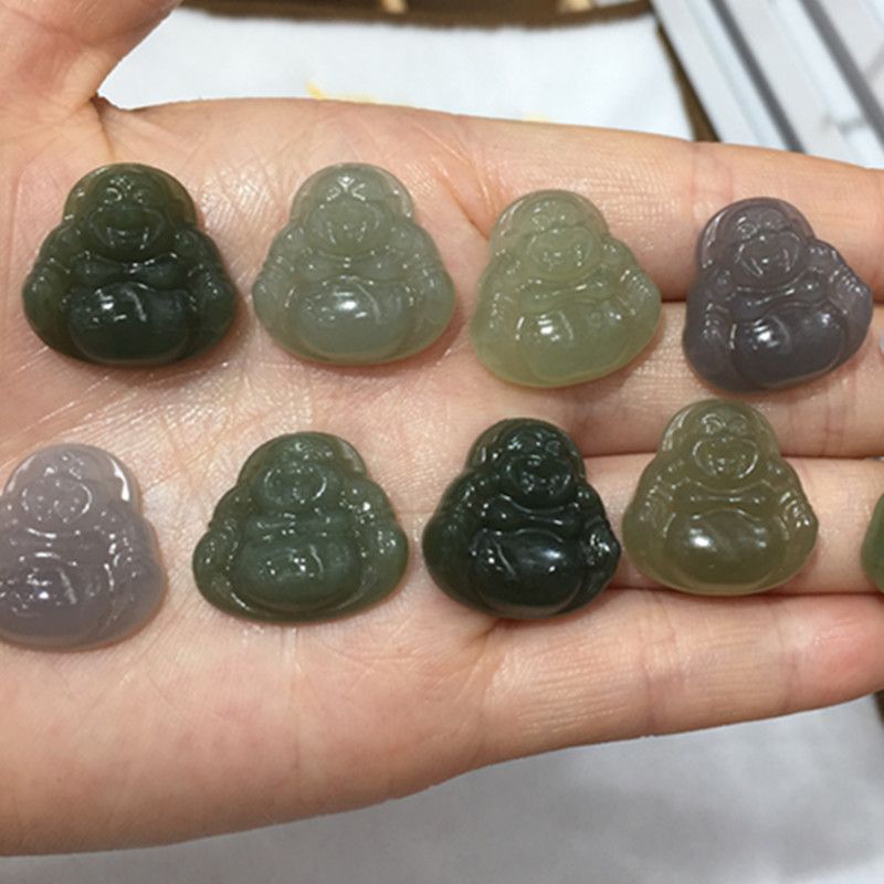 The natural Hetian jade pendant made of Qinghai material in the bright crystal jewelry is extremely beautiful in color details Picture
