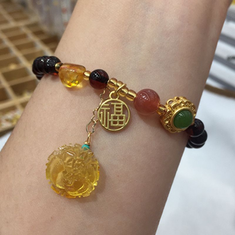 The bright crystal jewelry natural blood amber and beeswax bracelet has vivid colors and abundant water content Specification image