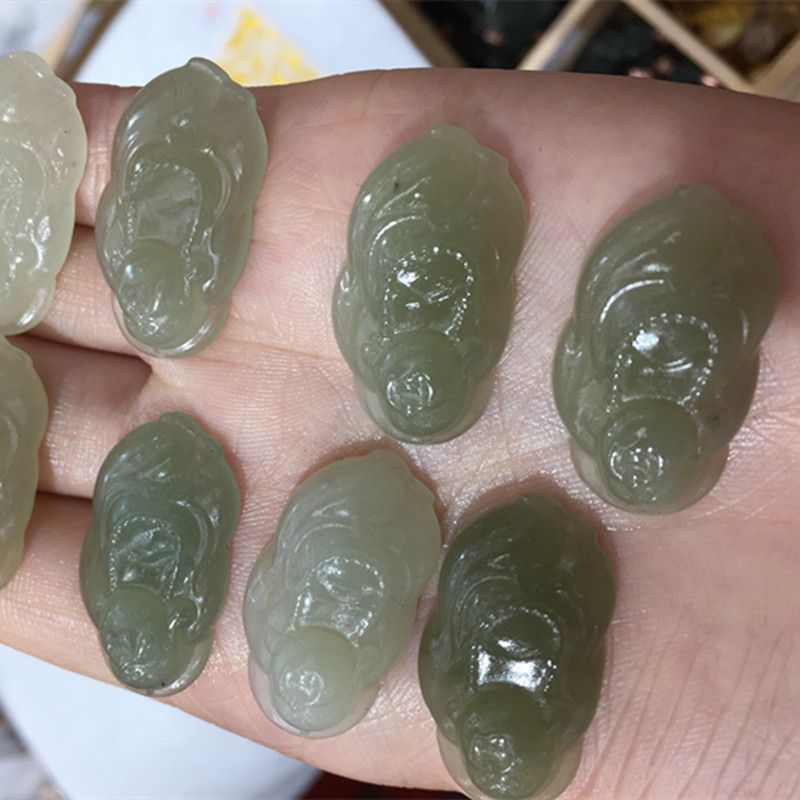 The Liangcai Jing jewelry natural Hetian jade Buddha pendant made of Qinghai material has a sufficient water head and a smooth and fine surface Specification image