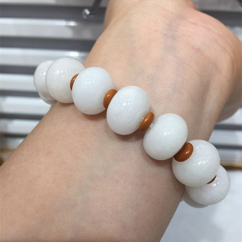 The Liangcai Jing jewelry natural Hetian white jade abacus bead bracelet has sufficient water head and a smooth and fine surface Application Scenario