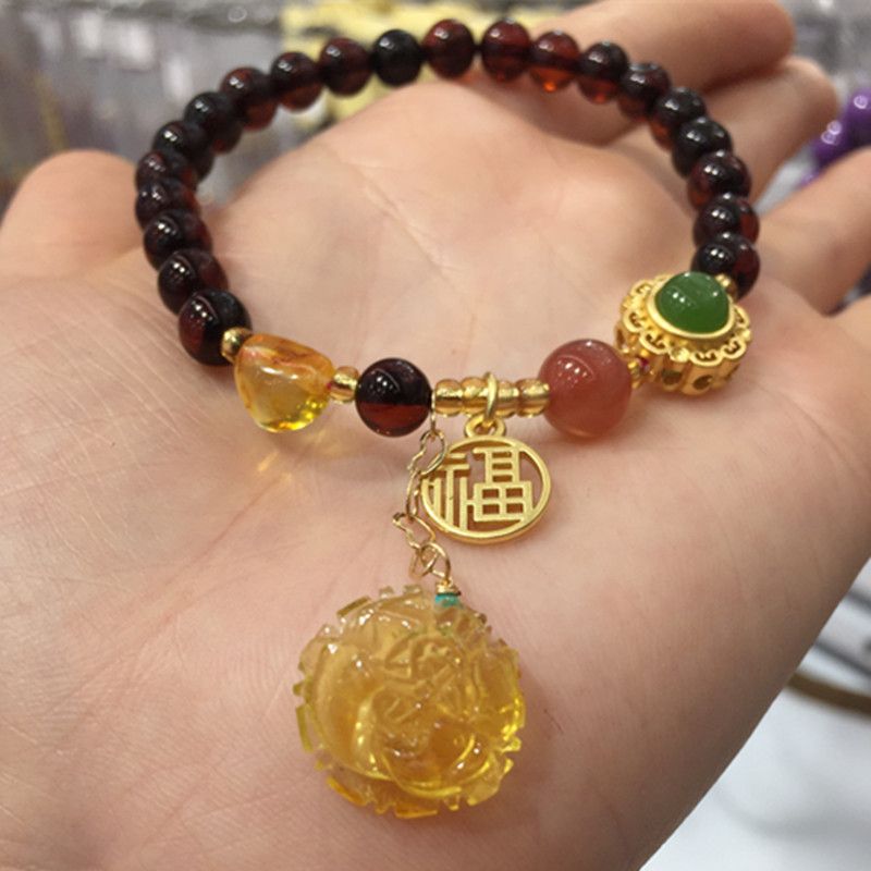 The bright crystal jewelry natural blood amber and beeswax bracelet has vivid colors and abundant water content details Picture