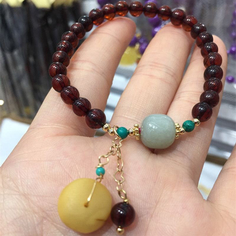 The bright crystal jewelry natural blood amber bracelet has vivid colors and sufficient water content Specification image