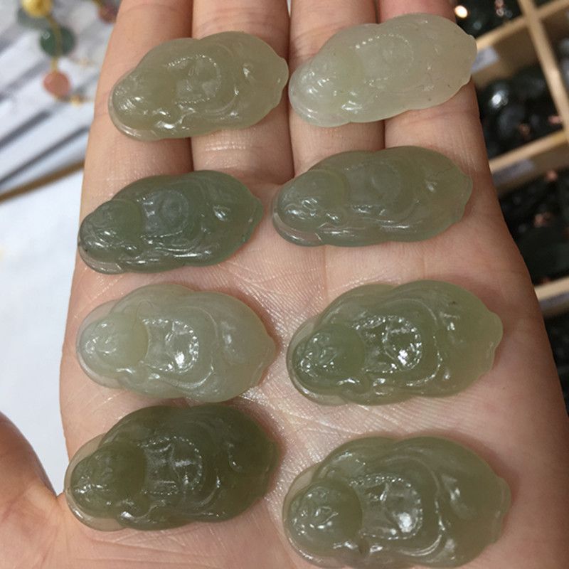 The Liangcai Jing jewelry natural Hetian jade Buddha pendant made of Qinghai material has a sufficient water head and a smooth and fine surface Application Scenario