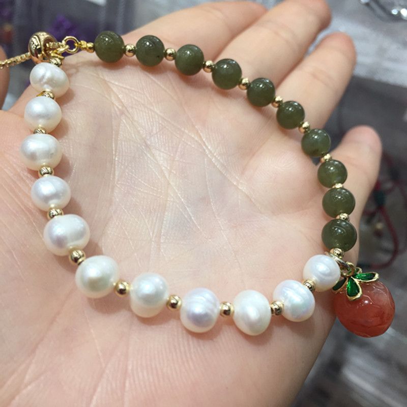 The bright crystal jewelry bracelet made of natural jasper and pearls features vivid colors and abundant water content