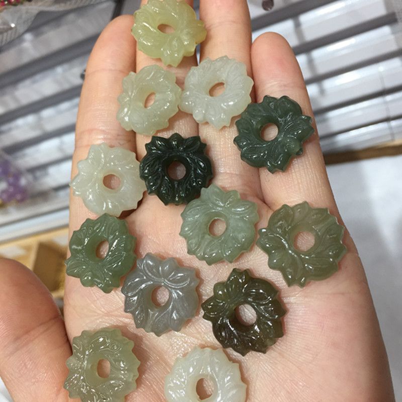 The natural Hetian jade pendant made of Qinghai material is extremely beautiful in color details Picture