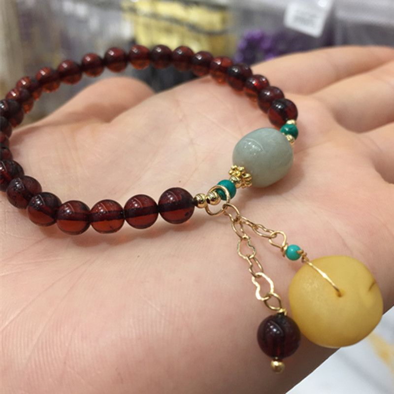 The bright crystal jewelry natural blood amber bracelet has vivid colors and sufficient water content