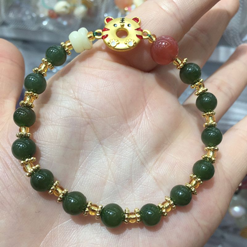 The Liangcai Jing jewelry natural Hetian jade tiger bracelet has sufficient water head and a smooth and fine surface