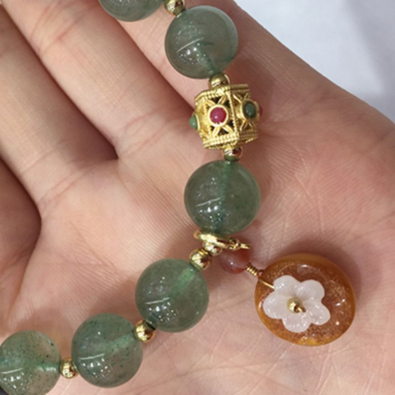 The bright color crystal jewelry natural green strawberry amber bracelet has sufficient water head and a smooth and fine surface Specification image