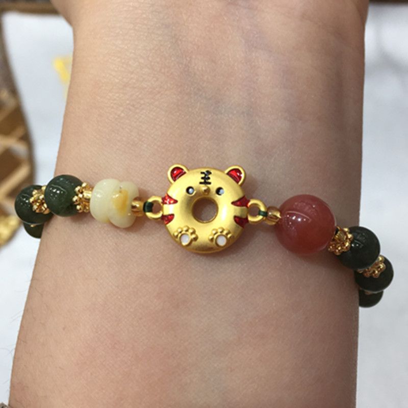 The Liangcai Jing jewelry natural Hetian jade tiger bracelet has sufficient water head and a smooth and fine surface details Picture