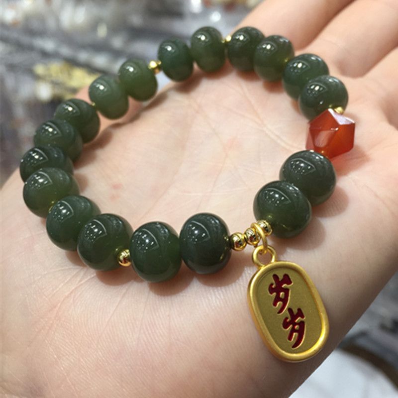 This bracelet is made of natural Hetian jade and has a high water content