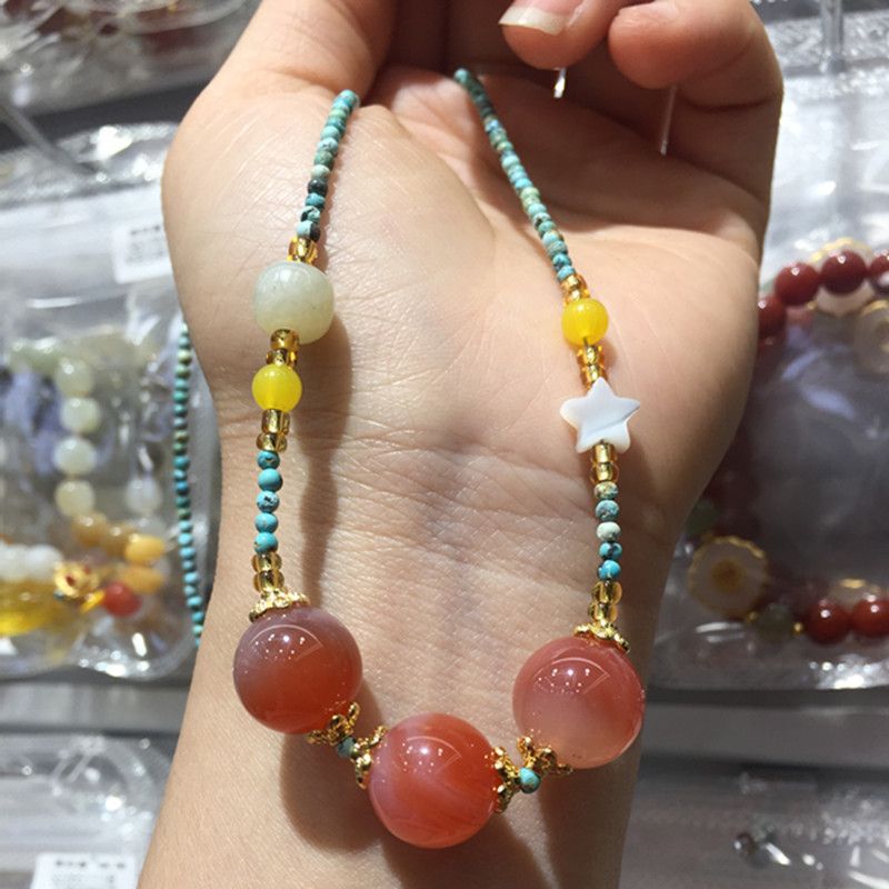The natural salt source agate pendant necklace with bright crystal jewelry is smooth and delicate, and the wearing effect is excellent Application Scenario