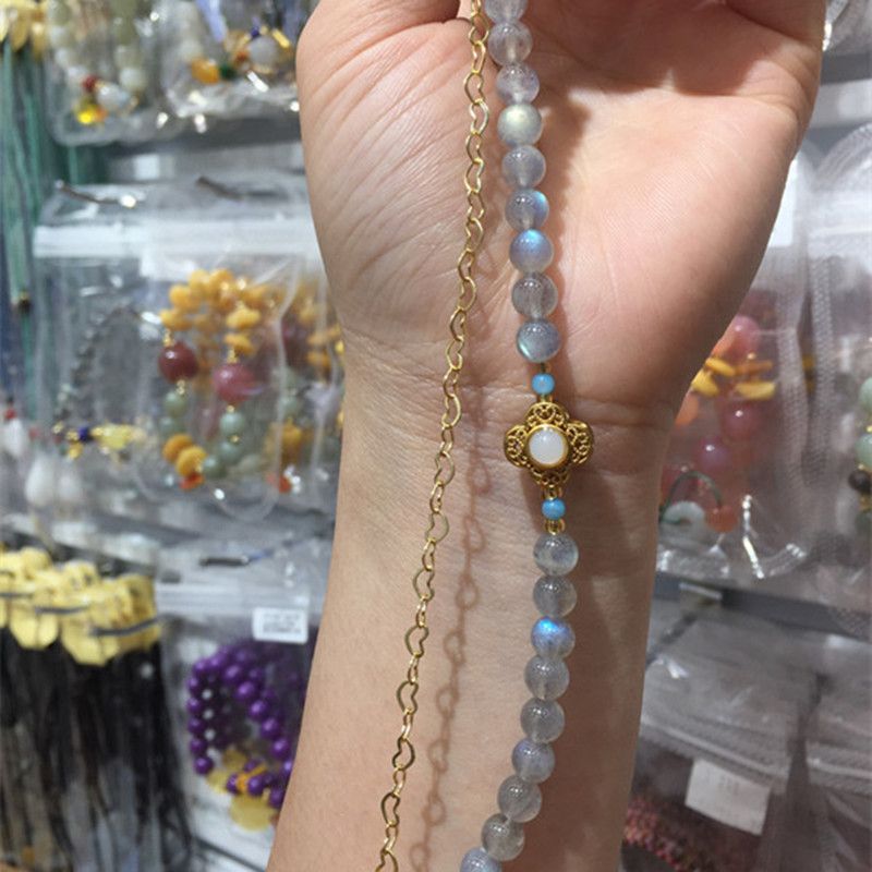 The bright crystal jewelry natural grey moonlight bracelet has sufficient water head, smooth and fine surface, and strong light Specification image