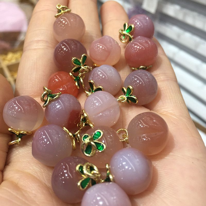 Bright crystal jewelry, natural salt source agate, small peach pendant, various and versatile, with sufficient water head Application Scenario