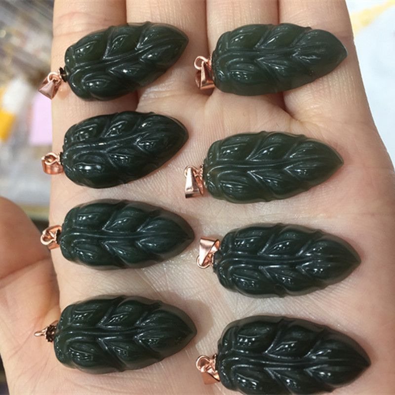 The two-color crystal jewelry, natural Hetian jade leaf pendant, has fine material, good density and excellent color Item Picture