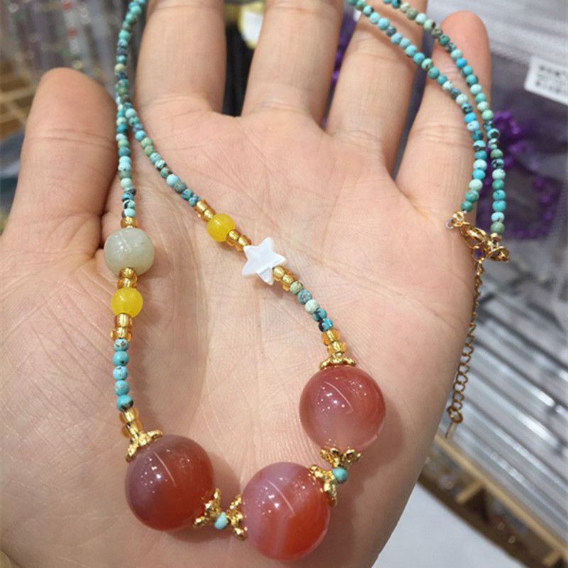 The natural salt source agate pendant necklace with bright crystal jewelry is smooth and delicate, and the wearing effect is excellent details Picture
