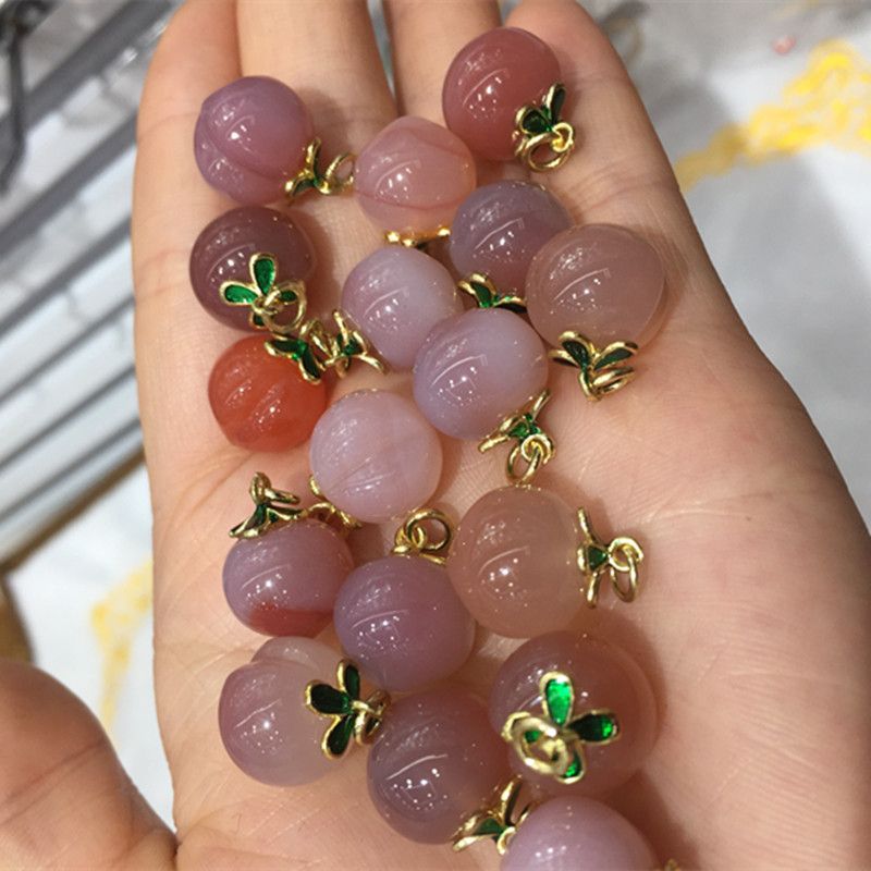 Bright crystal jewelry, natural salt source agate, small peach pendant, various and versatile, with sufficient water head Specification image