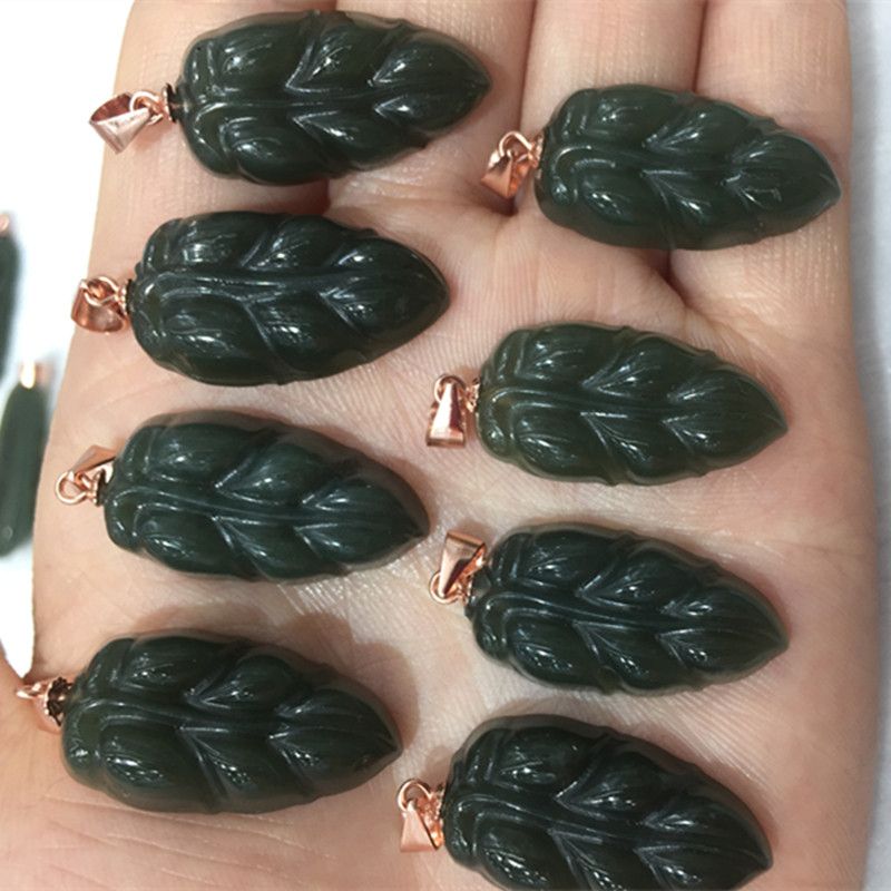 The two-color crystal jewelry, natural Hetian jade leaf pendant, has fine material, good density and excellent color