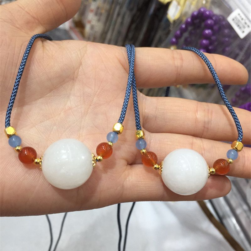 The natural Hetian white jade necklace of Liangcaijing jewelry is well-hydrated and has a smooth and fine surface details Picture
