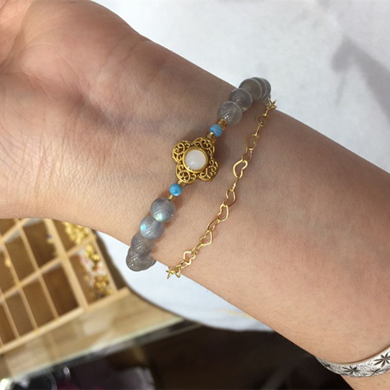 The bright crystal jewelry natural grey moonlight bracelet has sufficient water head, smooth and fine surface, and strong light Application Scenario