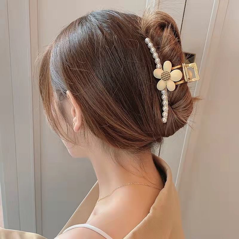 FLY1773 metal grabber women's large hairpin at the back of the head, a high-end hairpin, a new 2022 internet-famous shark clip headwear Application Scenario