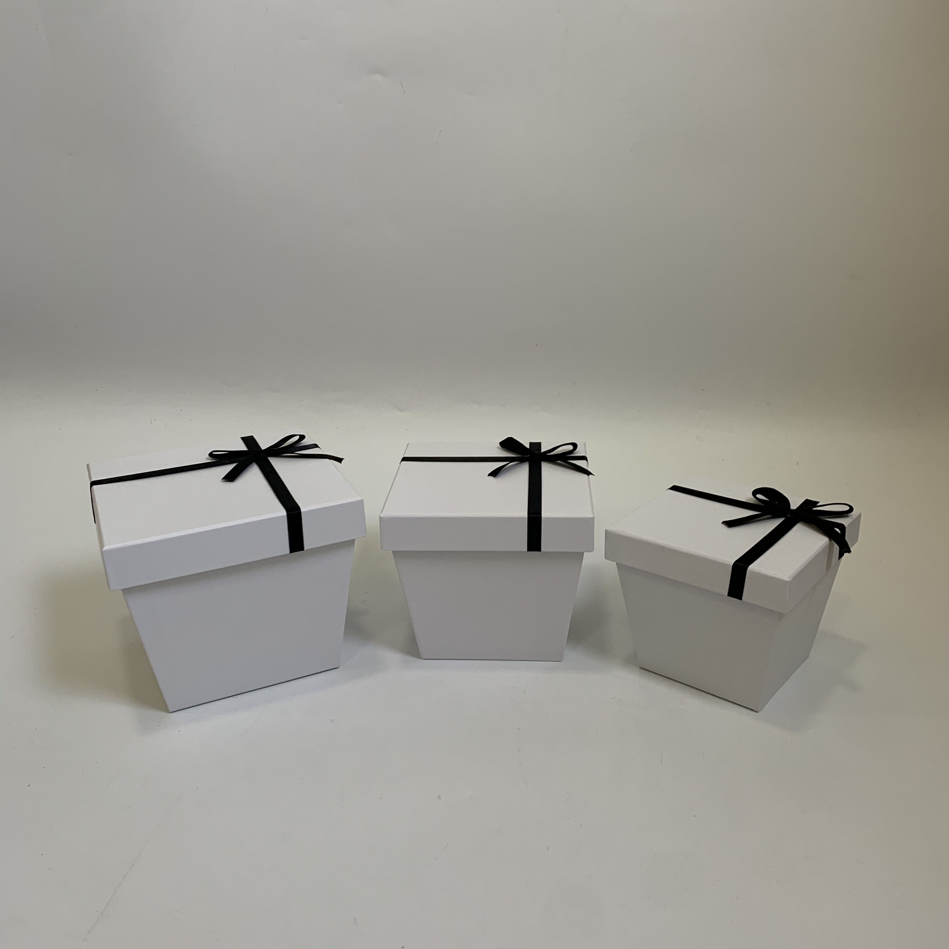 Vina square trapezoidal set of three flower gift boxes, souvenir gift boxes, packaging gift boxes, gift boxes, flower boxes Specification image