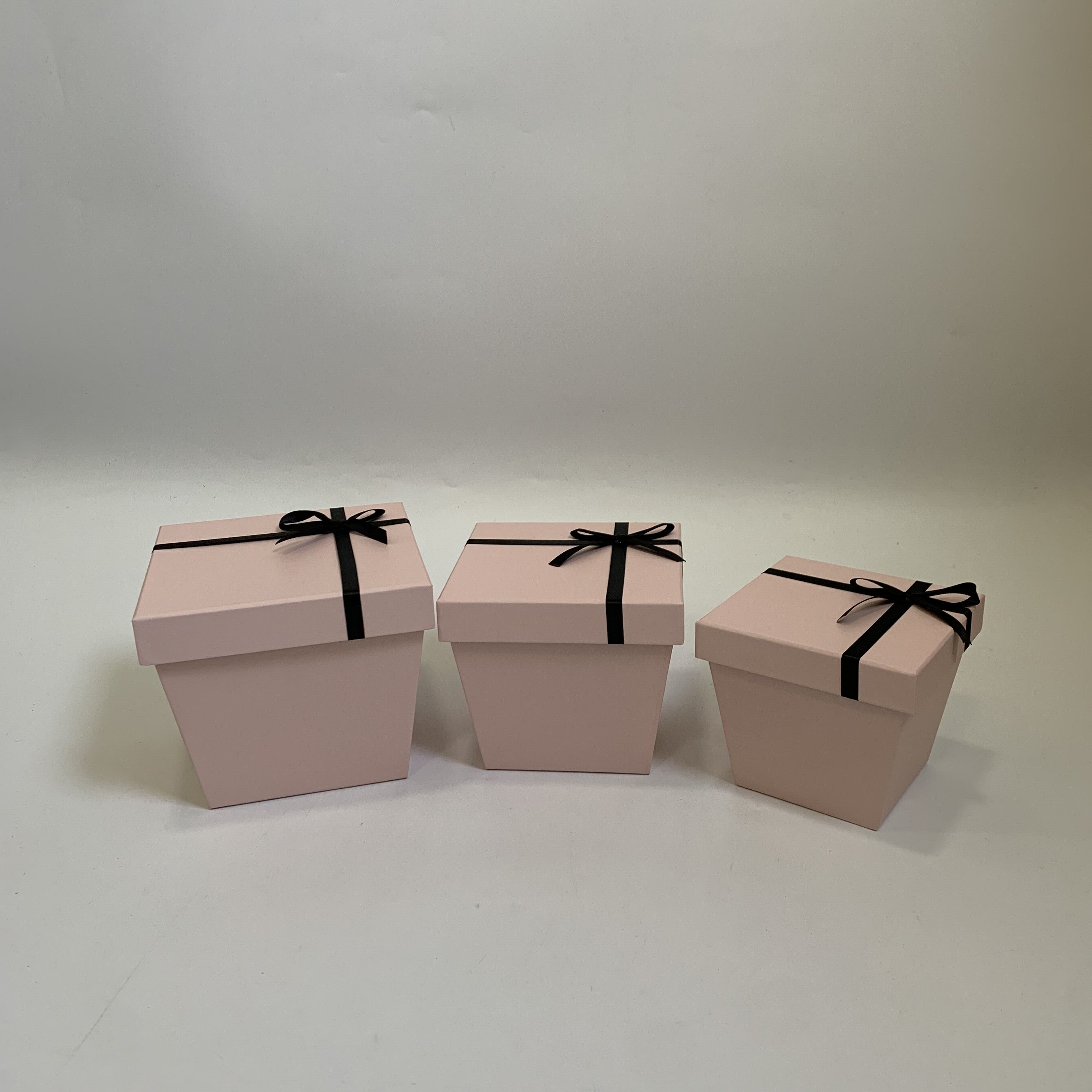Vina square trapezoidal set of three flower gift boxes, souvenir gift boxes, packaging gift boxes, gift boxes, flower boxes Application Scenario