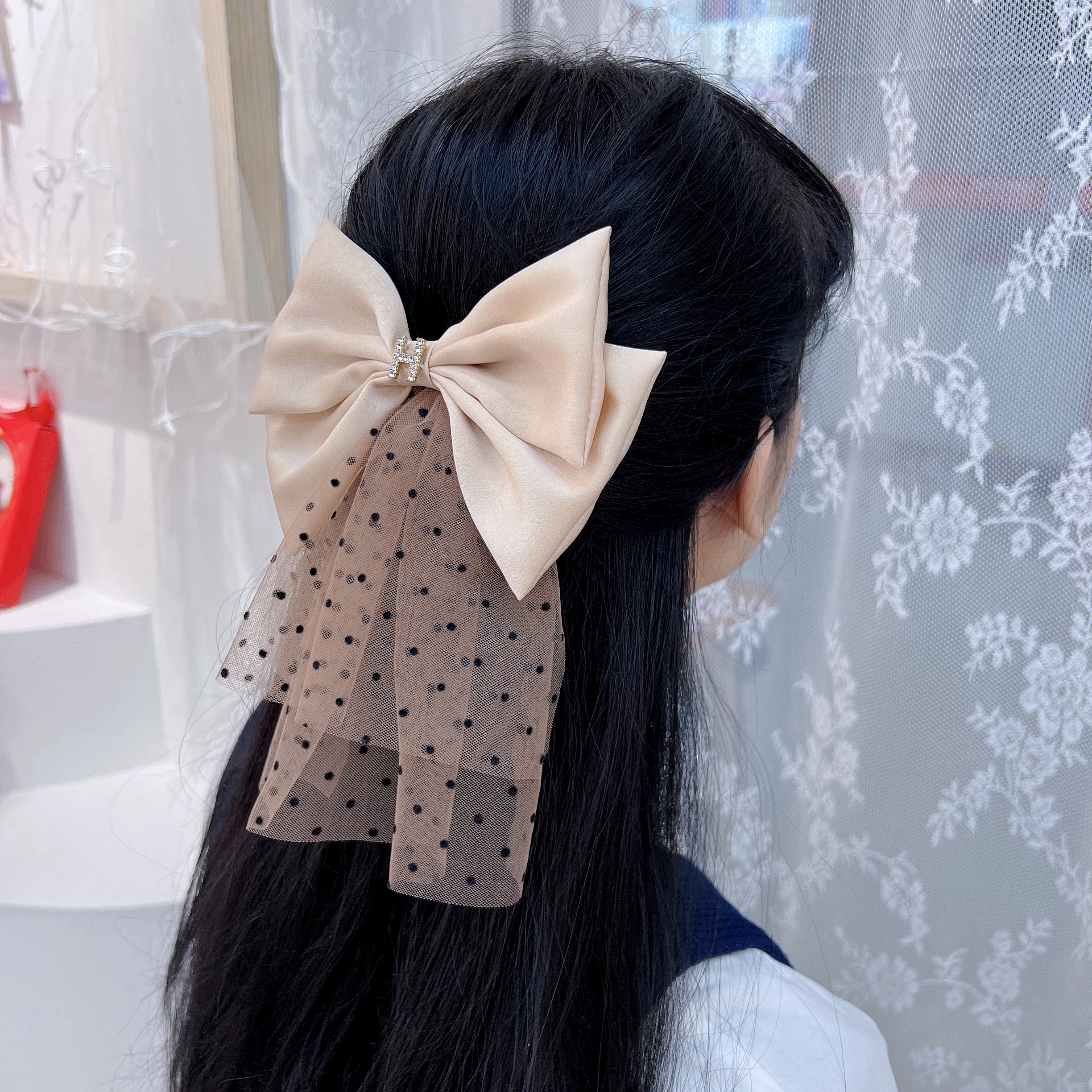Ladylike style - Knot draped with gauze and clipping details Picture