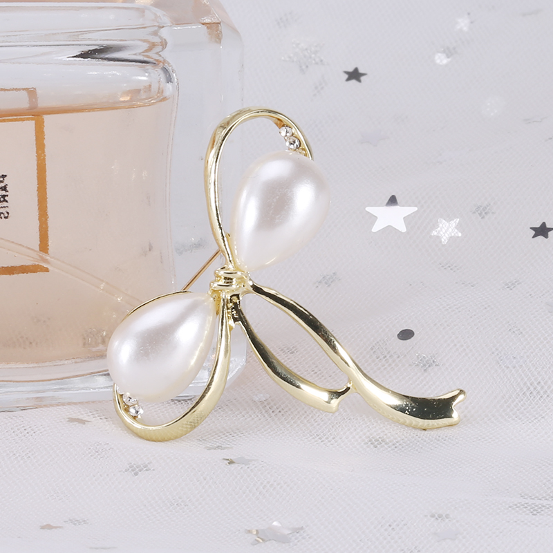 Factory direct sales, popular in foreign trade, high-end and elegant neckline, anti-glare, fixed clothing, silk scarves, sweaters, cardigans with brooches Specification image