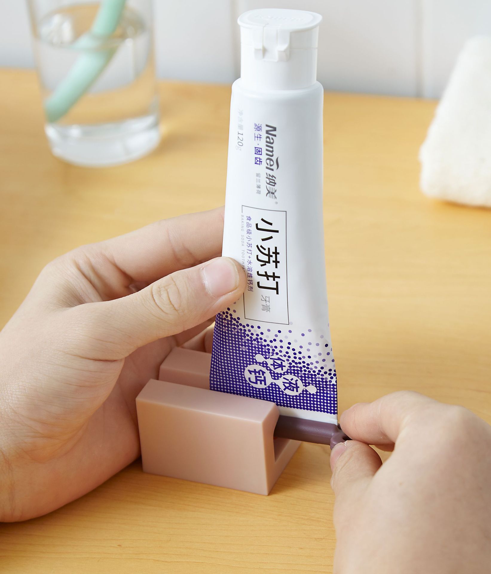 Manual toothpaste dispenser for export Application Scenario