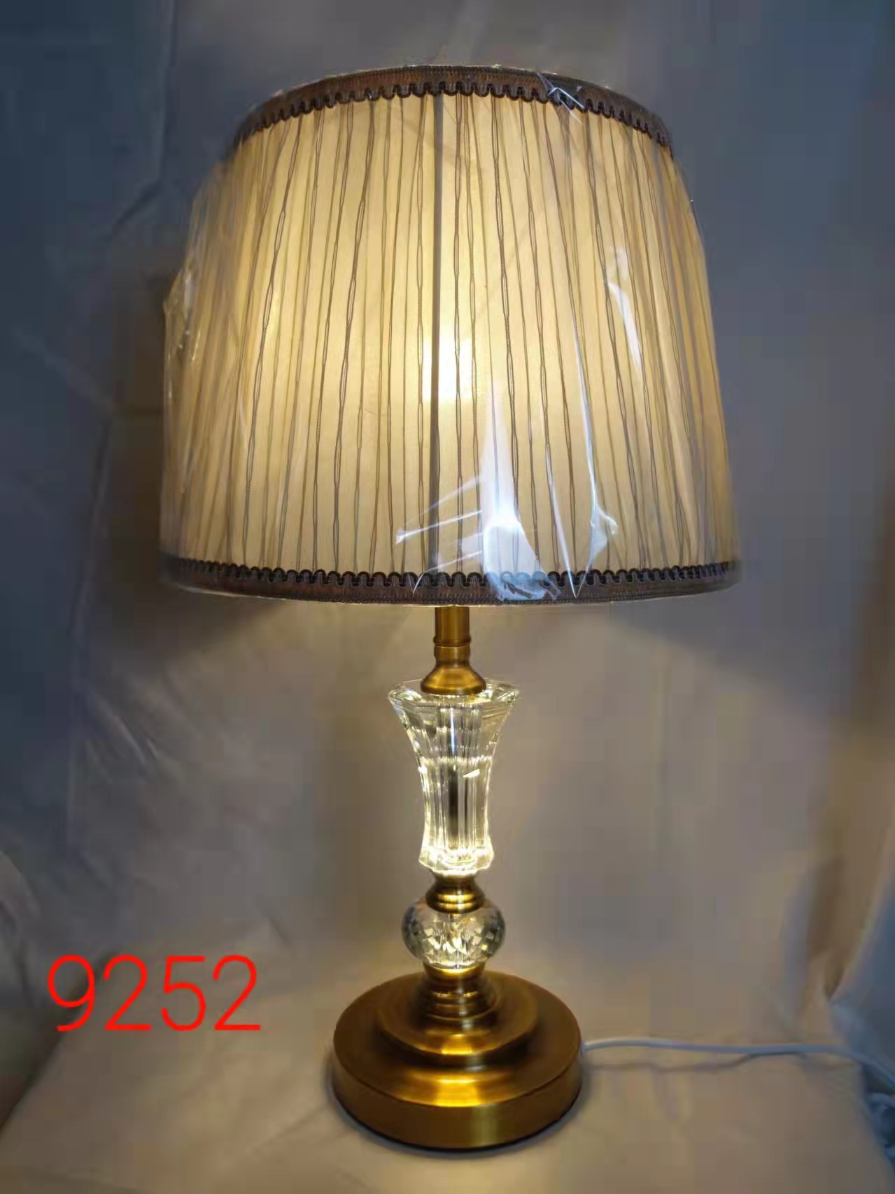 Copper-colored glass hardware table lamp Item Picture
