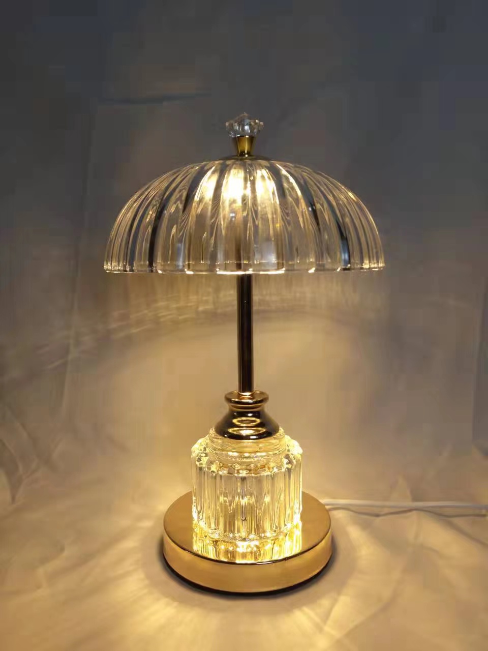 Copper-colored glass hardware table lamp details Picture