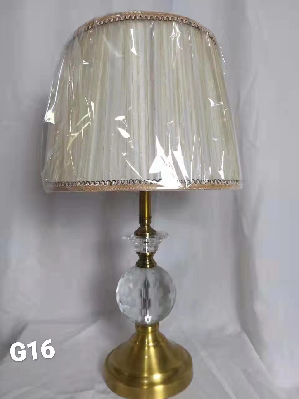A popular copper natural-color glass crystal hardware table lamp