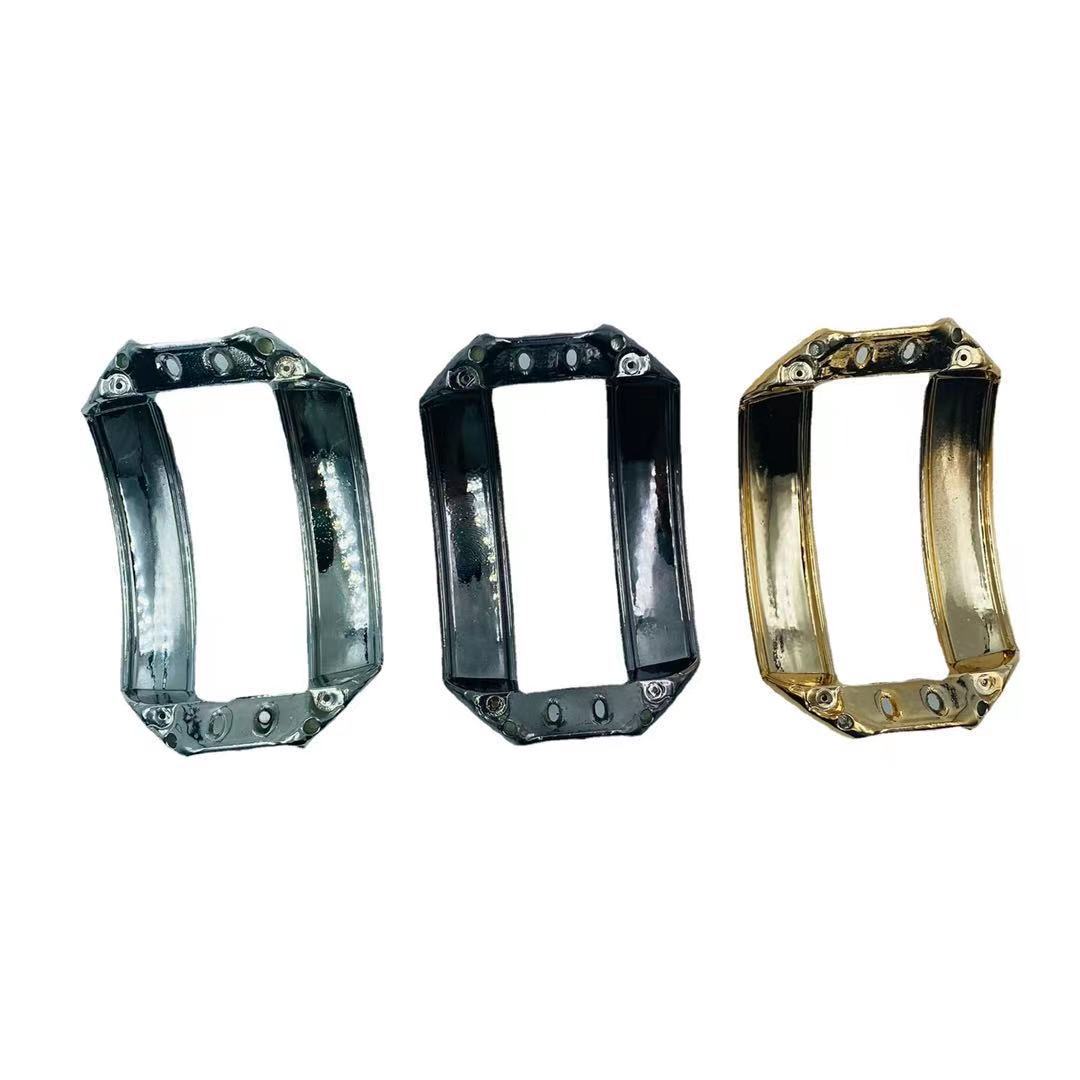 The decorative buckle is made of plastic with a smooth surface and UV color retention electroplated. The upper is decorated with gold and silver guns in three colors and can be customized with color engraving patterns Specification image