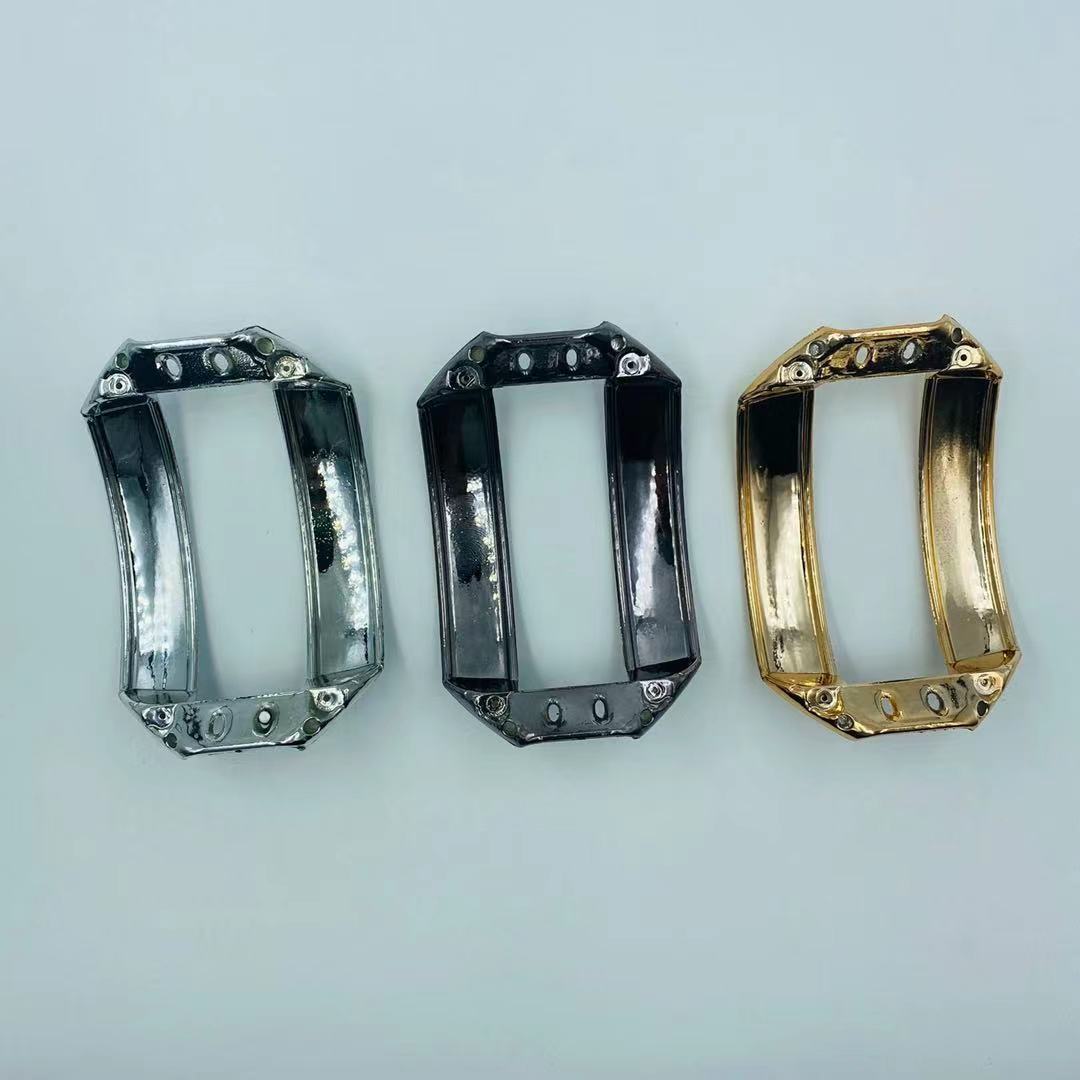 The decorative buckle is made of plastic with a smooth surface and UV color retention electroplated. The upper is decorated with gold and silver guns in three colors and can be customized with color engraving patterns details Picture