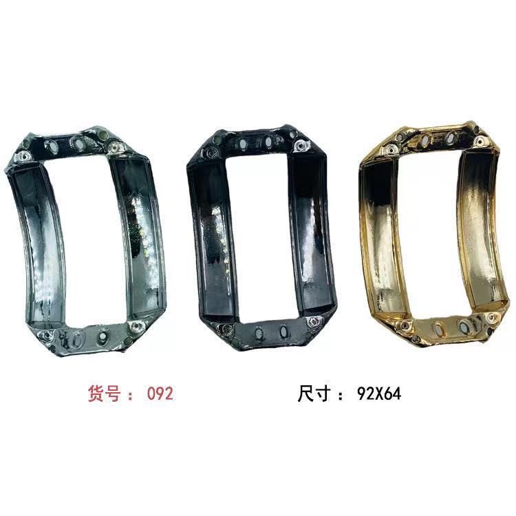 The decorative buckle is made of plastic with a smooth surface and UV color retention electroplated. The upper is decorated with gold and silver guns in three colors and can be customized with color engraving patterns Application Scenario
