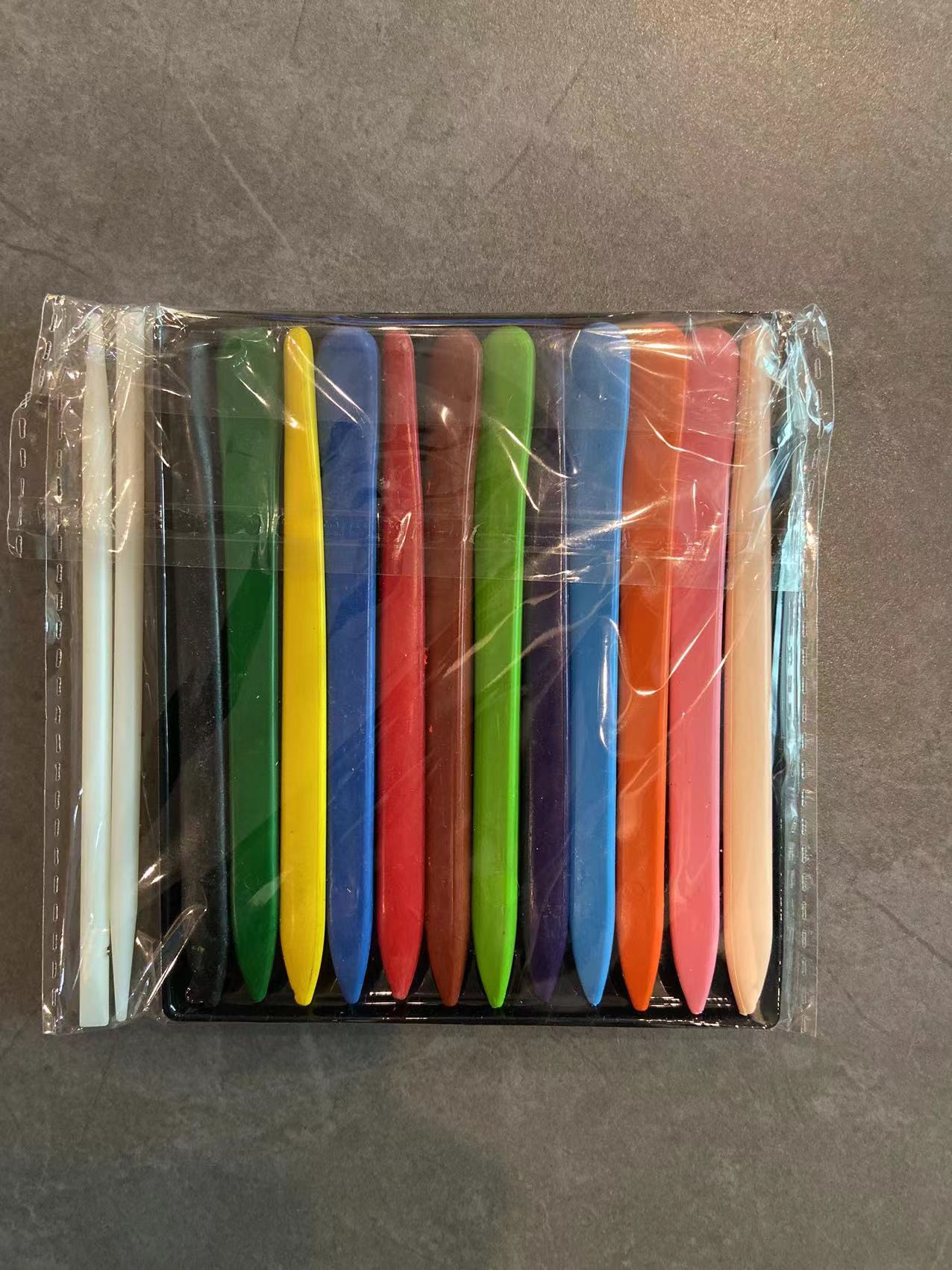 A set of 2 books + 6-color crayons +1 scratch-off pen Application Scenario