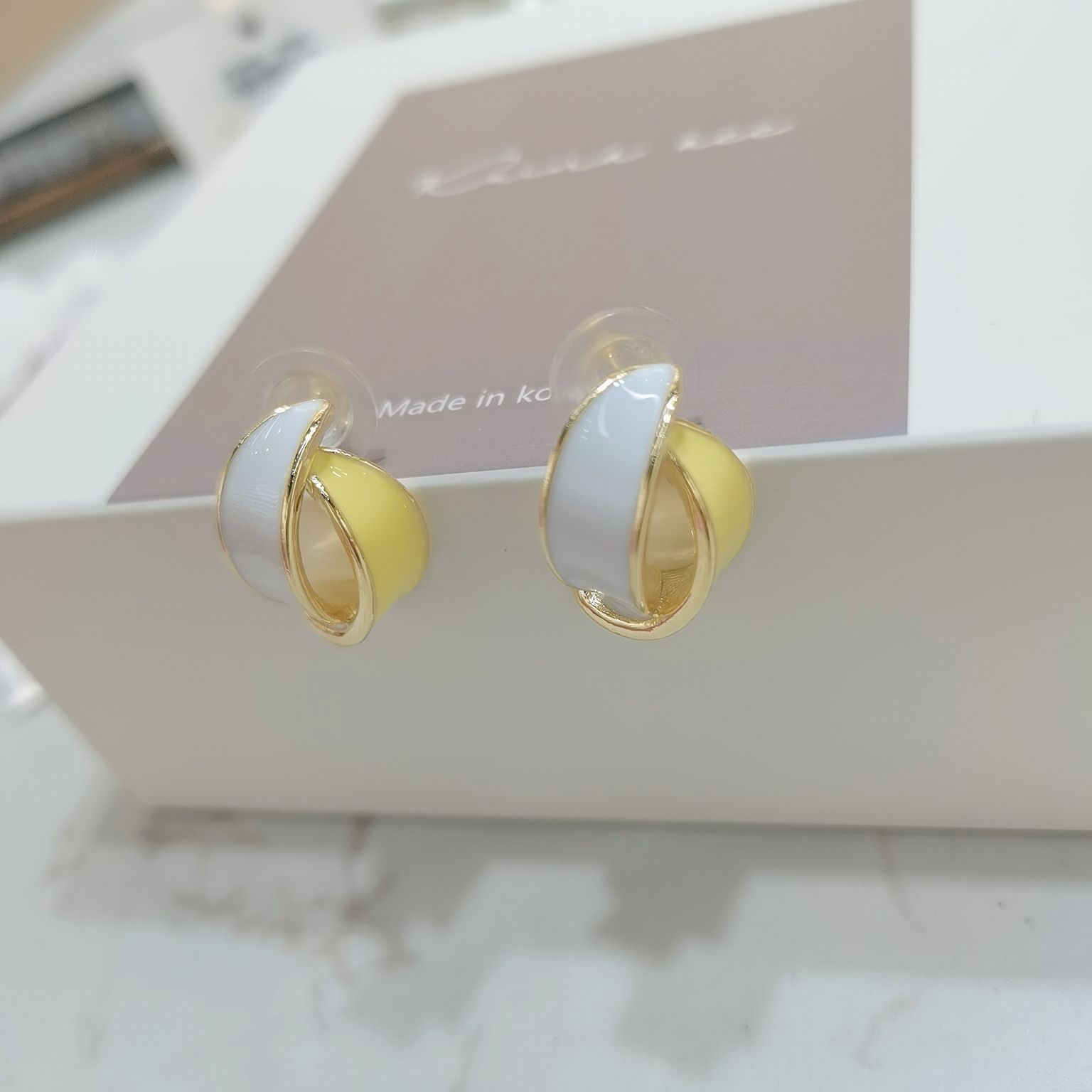 丽梵蒂1621法式港风港味复古高级感，黄色，粉色，紫色与白色撞色滴时尚大方。