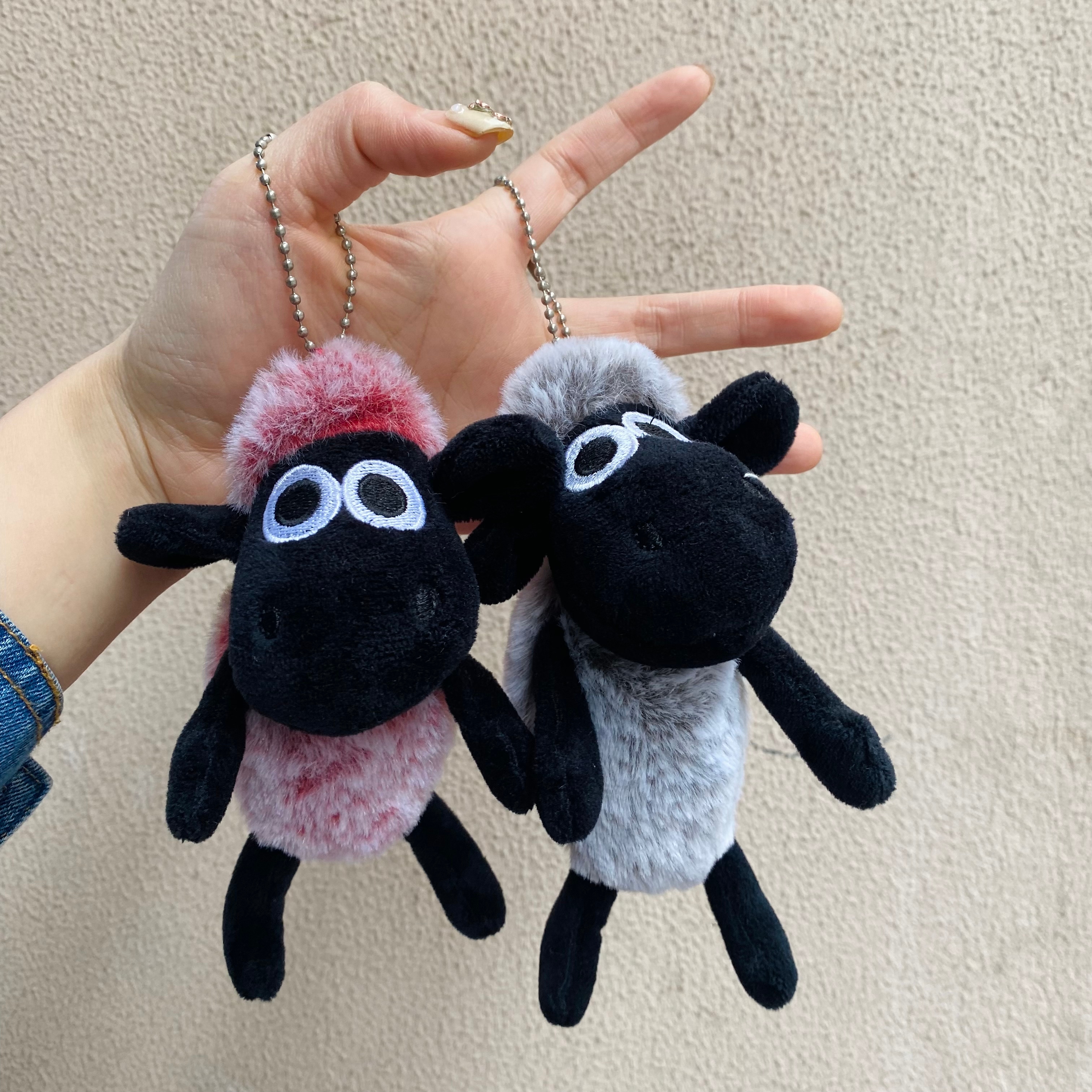 Cartoon little sheep keychain doll, plush pendant, doll backpack, mobile phone keychain pendant, keychain can be customized. Bestsellers, various styles can be customized. Export and foreign trade. Sean sheep, long-haired Sean sheep Specification image