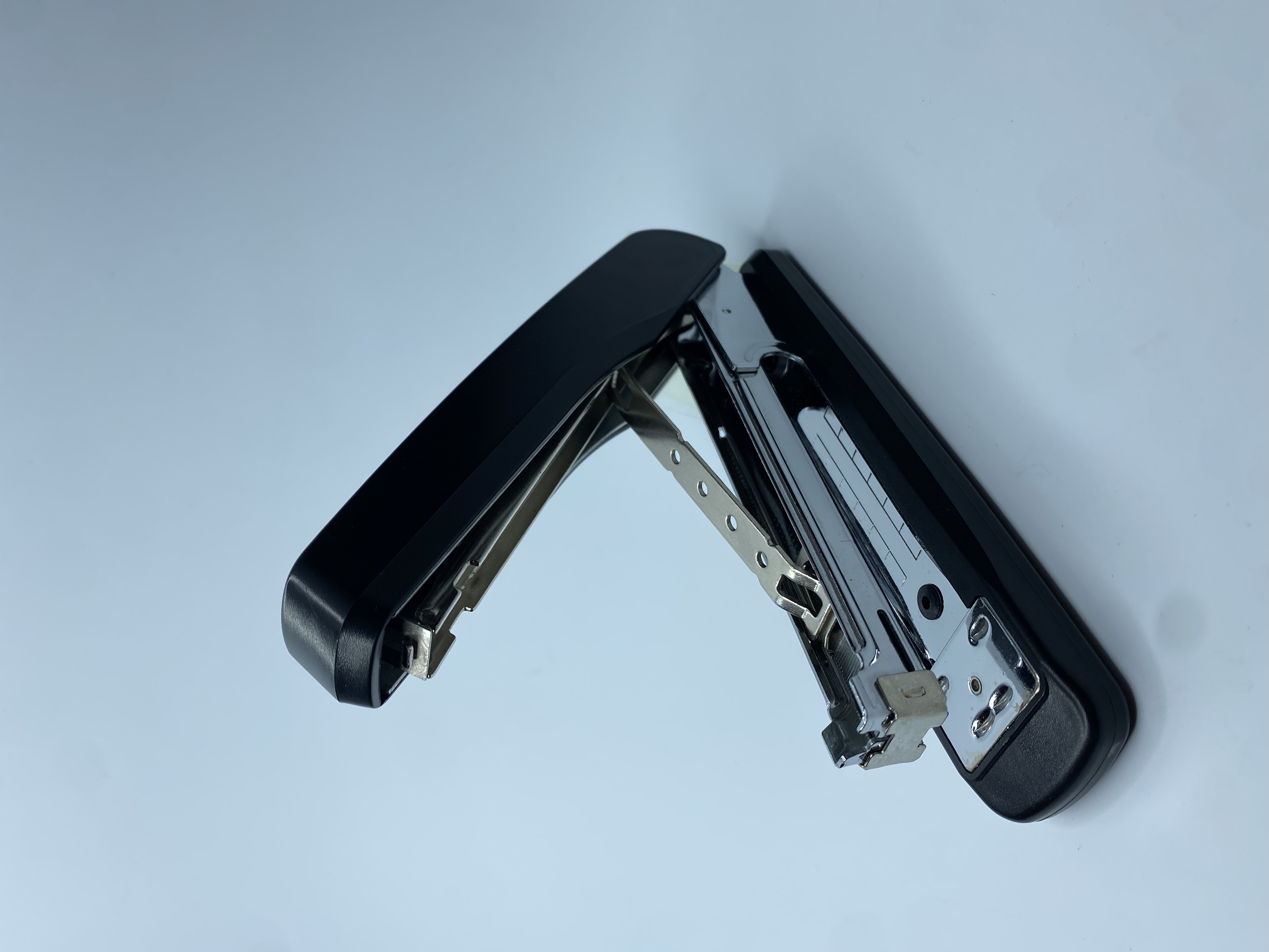 KL-335 factory direct sales stapler, student stapler, standard multi-functional office supplies, staples, labor-saving stapler, middle seam binding machine Application Scenario