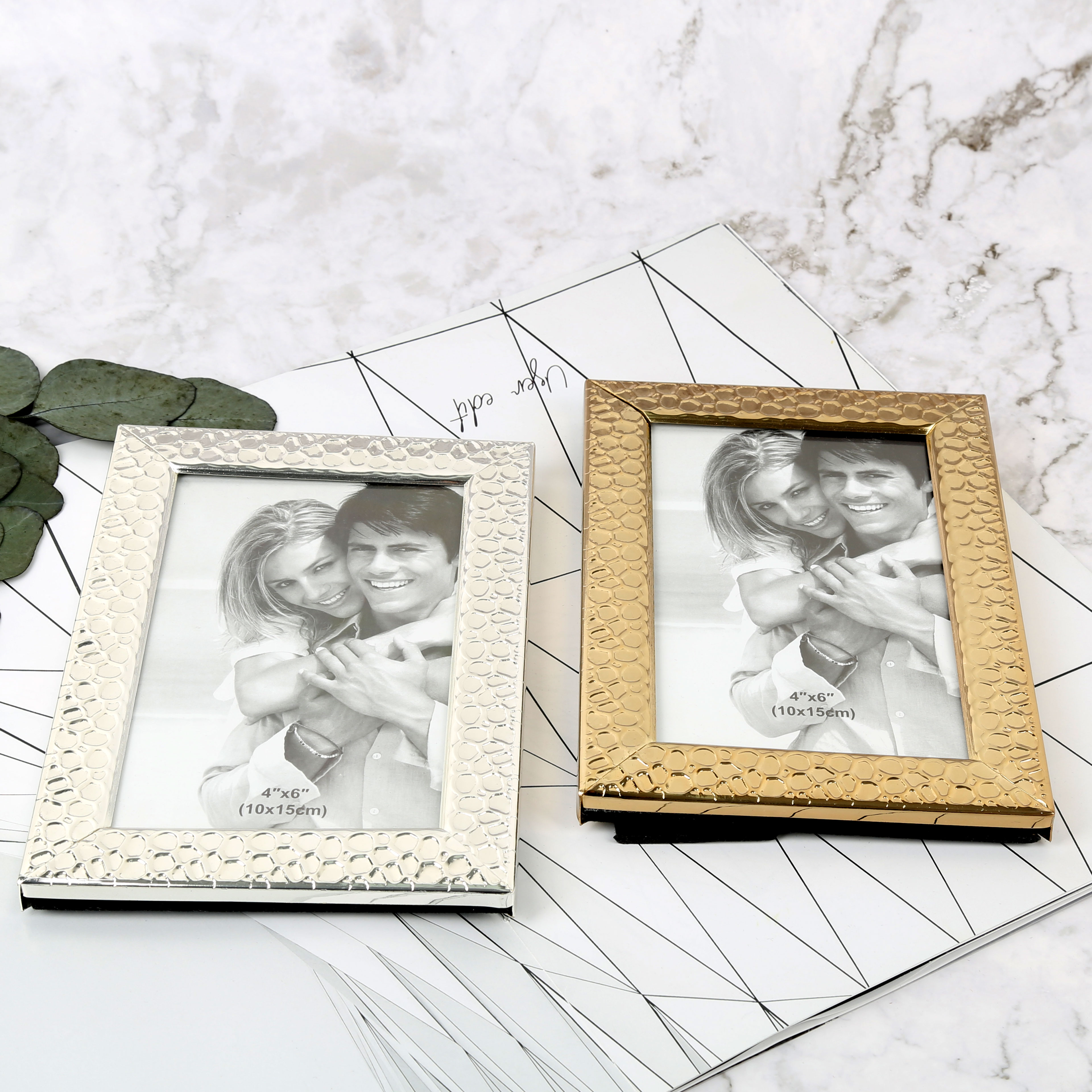 European-style Pinduoduo wall paintings, simple and classical, foreign trade stainless steel aluminum alloy metal, Amazon brushed decorative paintings, photos, photo frames, picture frames, factory direct sales Application Scenario