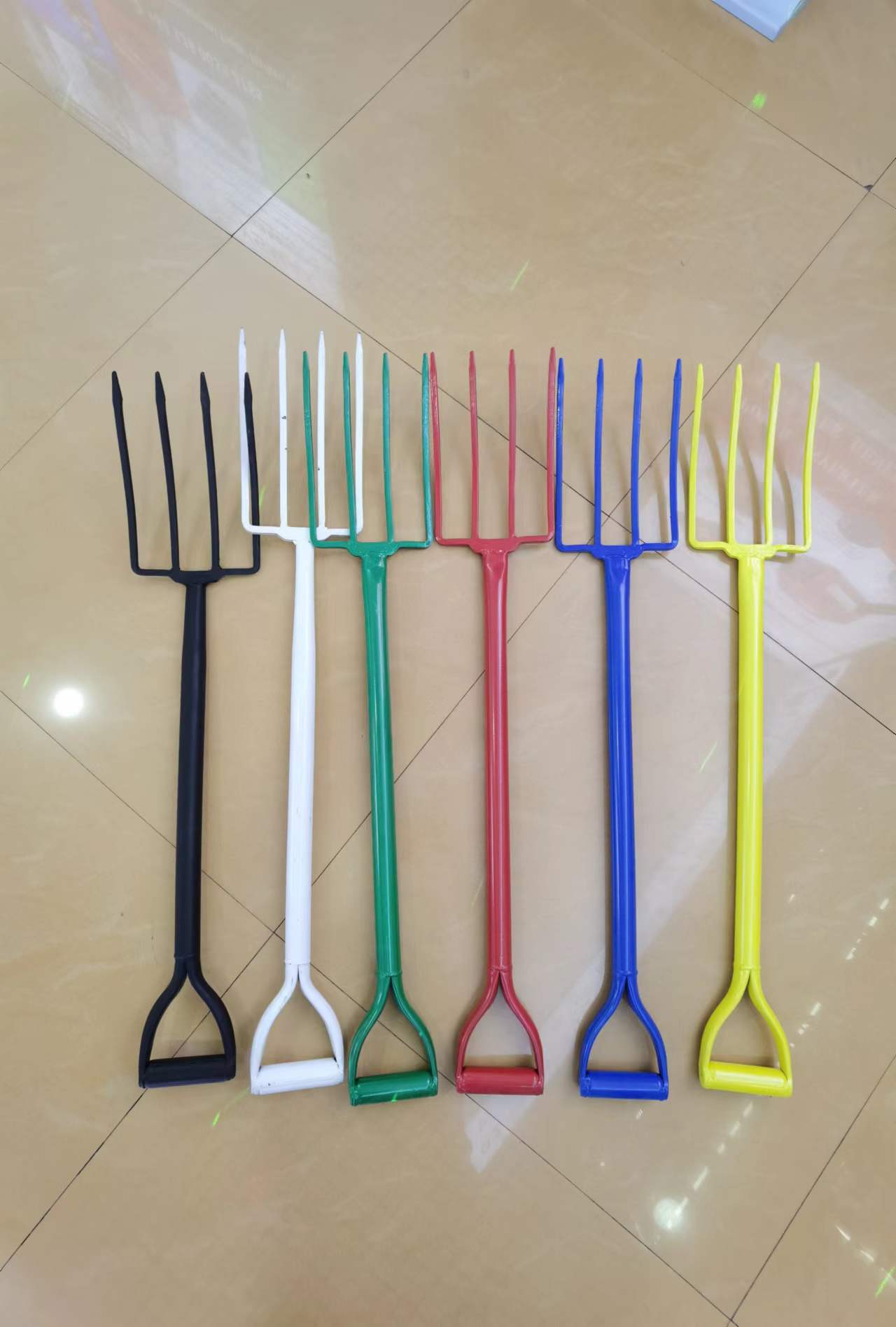 F107Y型号四股焊接铁柄叉,畅销俄罗斯,罗马尼亚和非洲等农业发达国家