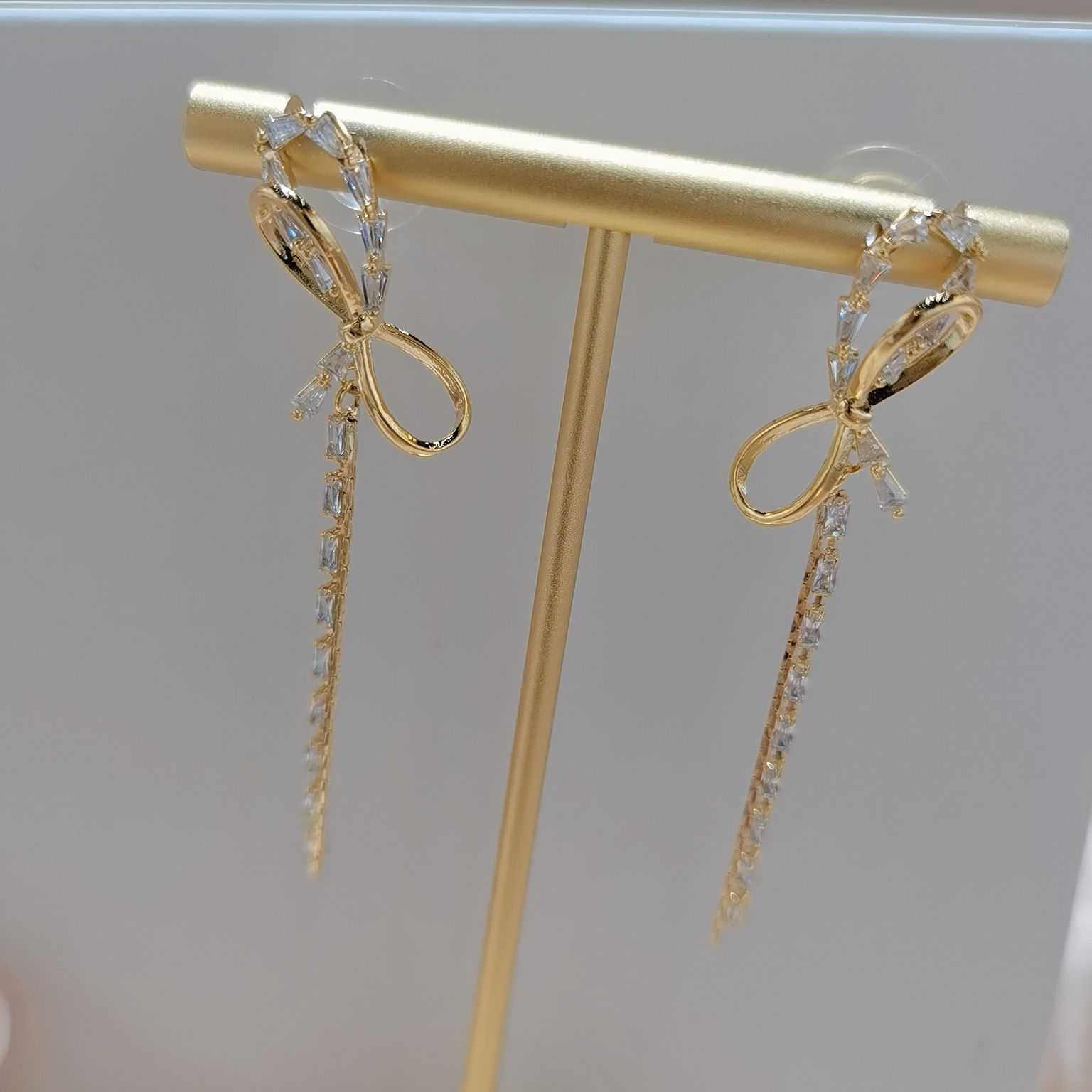 ريفيتي 1645، قرط الفراشة المتقطع Item Picture
