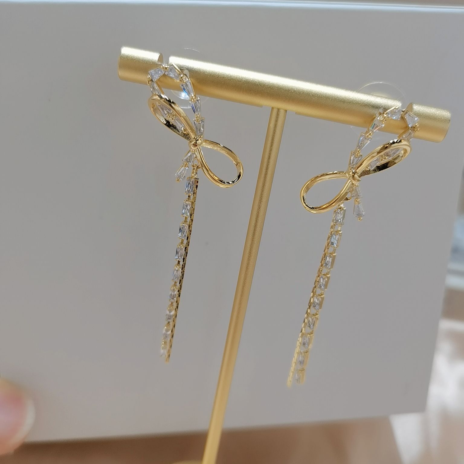 ريفيتي 1645، قرط الفراشة المتقطع detail image 4
